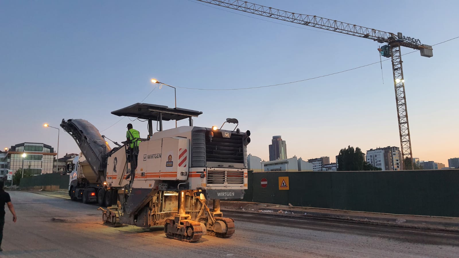 MUHTELİF CADDE VE SOKAKLARDA  ASFALT YOL VE TRETUVAR YAPILMASI YAPIM İŞİ